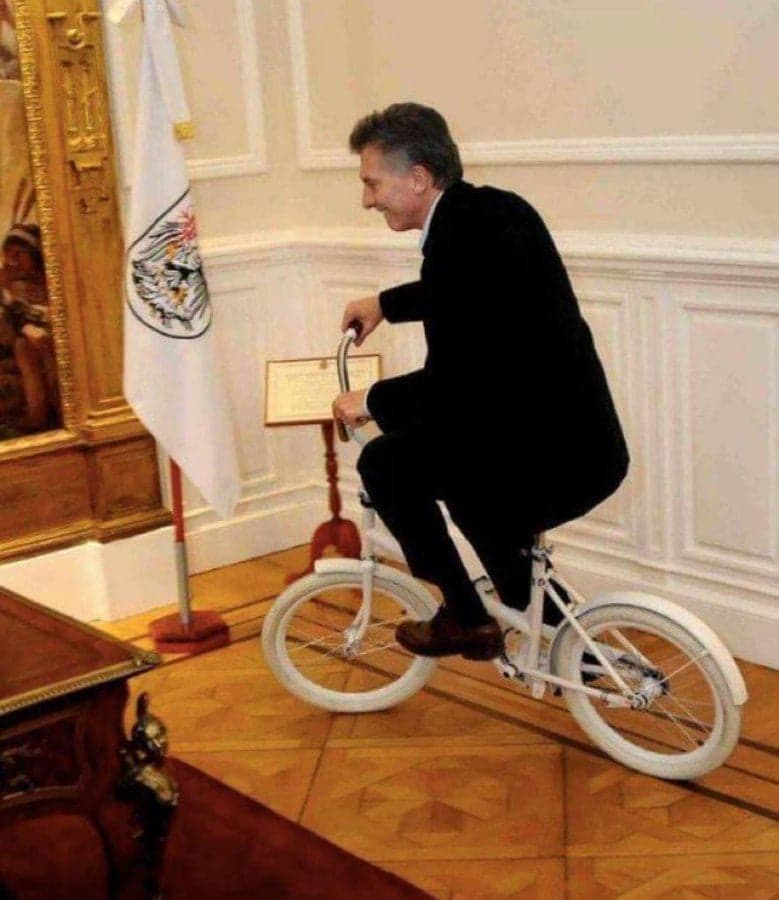 Macri En Bicicleta Pequeña