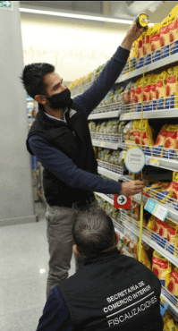 Policía Vigilando Compra Supermercado